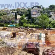 Фундаментные подошвы и выпуски арматуры после земляных работ 05.2026
