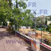 Огражденная стройплощадка с фундаментами ниже уровня дороги 05.2026