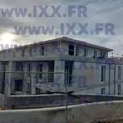Строящееся здание с завершенной установкой наружных окон 02.2026