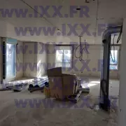 Интерьер стройки бетонные стены инженерные коммуникации столярные изделия 01.2026