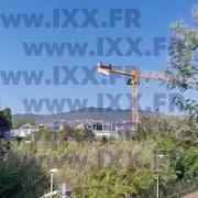 Стройка на этапе черновых работ с видимой бетонной конструкцией 04.2026