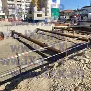 Металлические распорки удерживают стены котлована. 04.2026