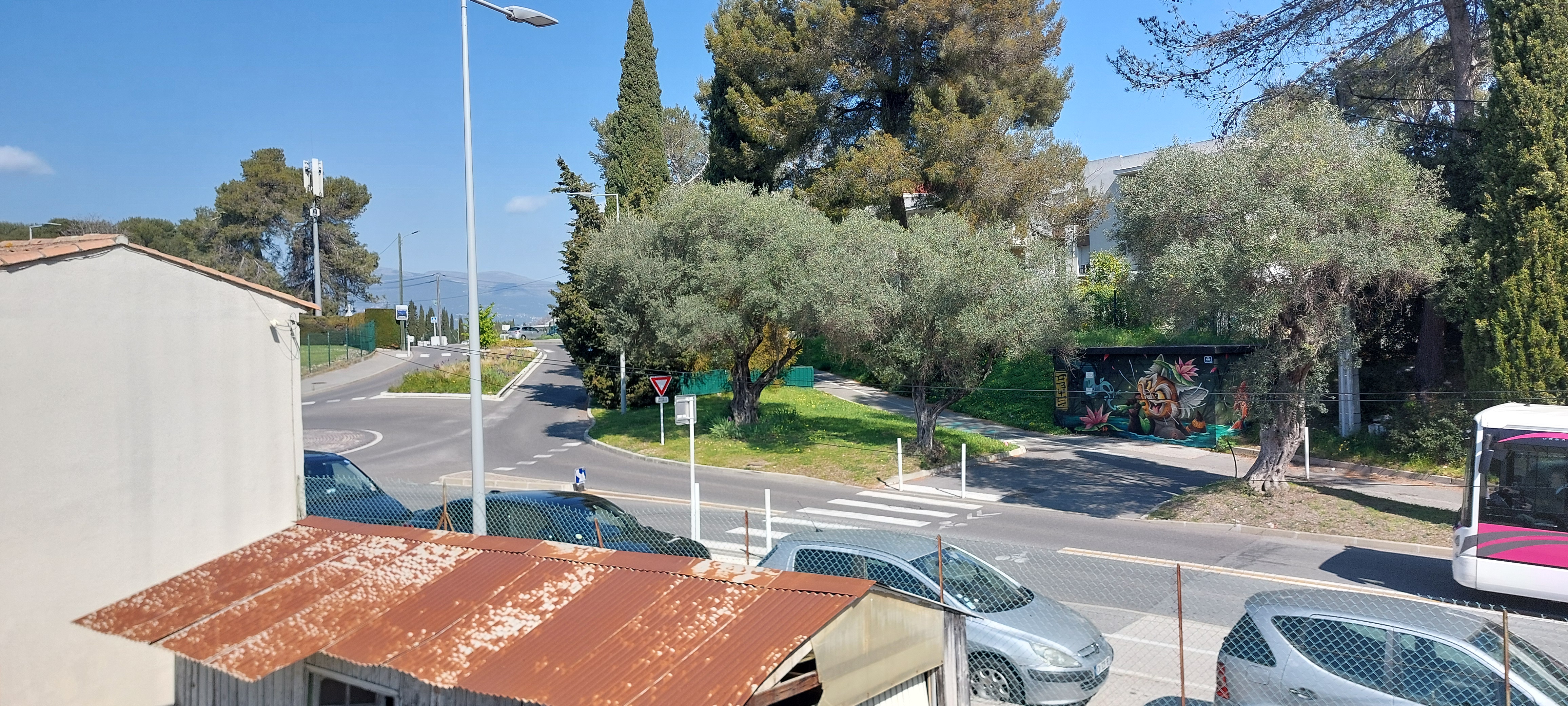 n09